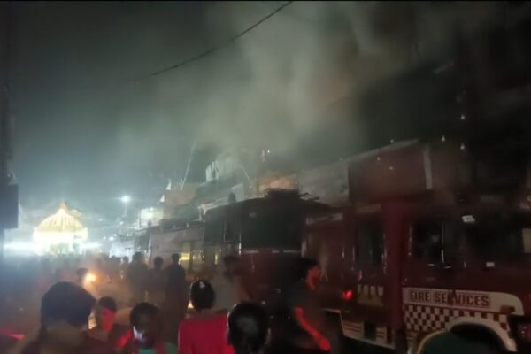 Muzaffarnagar News| Fire Break Out in Cosmetic Shop on Kawad Route in Muzaffarnagar| UP News in Hindi| Newstrack samachar | Muzaffarnagar News:;कावड़ मार्ग पर कॉस्मेटिक दुकान में आग से हड़कंप