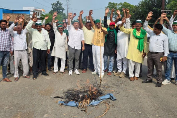 Bulandshahr News | Sugar Mill Issue |Farmer Protest | Pending Payment | BKU Tikait | | Bulandshahr News: गन्ने का बकाया भुगतान को सिंभावली शुगर मिल प्रबंधन का पुतला फूंक प्रदर्शन