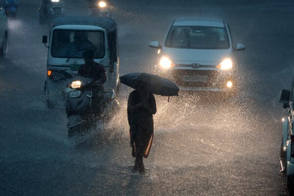 UP Weather Alert: Heavy Rainfall Predicted in Lucknow for 48 Hours | Latest Forecast for Key Cities| 26 July up weather update| 26 July Lucknow weather today | UP Weather Update: लखनऊ में 48 घंटे भारी बारिश का अलर्ट! इन शहरों में होगी झमाझम वर्षा, जान लें लेटेस्ट भविष्यवाणी