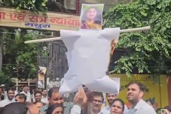 Lawyers in Mathura staged a protest against religious preacher Aniruddhacharya for his controversial remarks on women and advocacy for early marriage. | Mathura News: महिलाओं पर आपत्तिजनक टिप्पणी के विरोध में अनिरुद्धाचार्य का पुतला फूंका