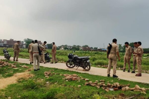 Etah: Gangs Clash Firing and Stone Pelting at Jalesar College Ground | Etah News: जलेसर एमजीएम इंटर कॉलेज, फायरिंग-पथराव, बवाल; 17 नामजद