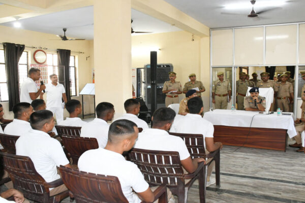 Hapur: DIG Kalanidhi Naithani Interacts with Trainee Constables, Emphasizes “Police Service is Public Service | Hapur News: डीआईजी कलानिधि नैथानी ने ली प्रशिक्षु आरक्षियों की क्लास, कहा – “पुलिस सेवा नहीं, जनसेवा है”