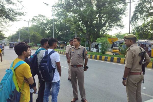 Mathura News| ADSP Nagar Mathura Inspected Exam Centers of RO/ARO Exam 2025| UP News in Hindi| Neestrack Samachar | Mathura News: समीक्षा अधिकारी/सहायक समीक्षा अधिकारी परीक्षा को सकुशल सम्पन्न कराने के उद्देश्य से अपर पुलिस अधीक्षक नगर मथुरा ने किया परीक्षा केन्द्रों का निरीक्षण