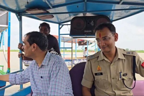 Mathura News| DM and SSP Inspected Yamuna Ghats for Security and Cleanliness on Hariyali Teej Festival| Newstrack samachar | Mathura News: हरियाली तीज पर्व पर डीएम-एसएसपी ने यमुना घाटों का किया निरीक्षण, सुरक्षा व साफ-सफाई का लिया जायजा
