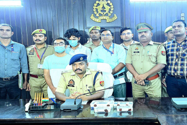 Varanasi Police Arrests 18 for Cyber Fraud and Chain Snatching; Over â¹10 Lakh Recovered | Varanasi News: वाराणसी में दो बड़ी पुलिस कार्रवाई: साइबर ठग और चेन-बटुआ काटने वाले 18 आरोपी गिरफ्तार, 10 लाख से अधिक की बरामदगी