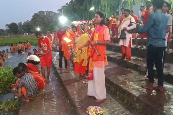 Kanwar Yatra in Shravasti: Huge Crowd at Rapti River and Lakes on Sawan’s Third Monday Eve | Shravasti News: सावन के तीसरे सोमवार की पूर्व संध्या पर उमड़ा कांवड़ियों का जनसैलाब, गंगा तटों और झीलों पर दिखी भक्ति की बाढ़