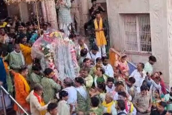 Mathura News|crowd of devotees gathered to witness the Grand Jhulan Utsav in Barsana during Hariyali Teej| Newstrack samachar | Mathura News: “बरसाना में झूलन उत्सव की भव्य झांकी: स्वर्ण हिंडोले में विराजित राधा रानी के दर्शनों को उमड़ा भक्तों का सैलाब”