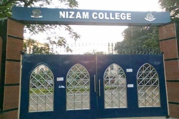 NIZAM COLLEGE के छात्र हॉस्टल आवास के इनकार पर विरोध प्रदर्शन करते हैं