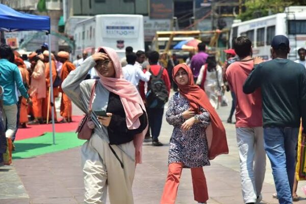 हैदराबाद गर्मी और आर्द्रता के साथ मुकाबला करता है