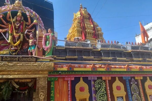 हैदराबाद के पुराने शहर को रंगीन बोनलू उत्सव प्रकाश; मंत्री अनुष्ठानों में भाग लेते हैं