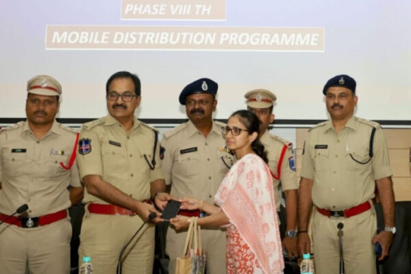 साइबेरबाद पुलिस 45 दिनों में 2 करोड़ रुपये की दूरी पर 827 खोए हुए, चोरी किए गए मोबाइल फोन की वसूली