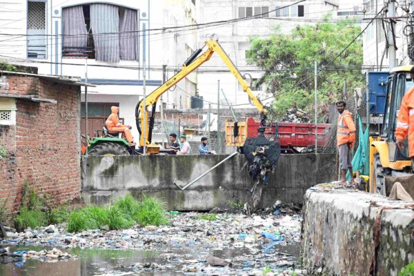 बाढ़ को रोकने के लिए बलकपुर नाला में कचरे के 50 ट्रक लोड को साफ करने के लिए हाइड्रा