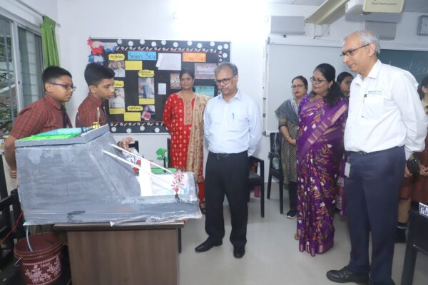 हिल टॉप स्कूल जमशेदपुर के छात्र वार्षिक प्रदर्शनी में रचनात्मकता प्रदर्शित करते हैं