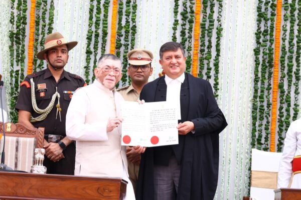 टारलोक सिंह चौहान ने झारखंड एचसी के 17 वें मुख्य न्यायाधीश के रूप में शपथ दिलाई