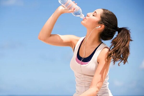 Dangerous to stand and drink water from the bottle? Knowing the loss, you will stand up