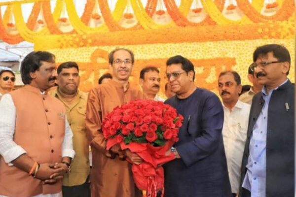 Raj Thackeray reached Matoshree after 13 years to congratulate Uddhav Thackeray